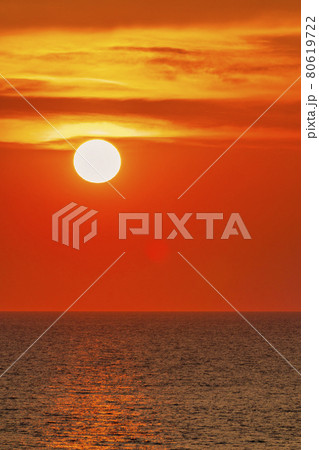 夕暮れの日本海と夕陽（夕日）　新潟県村上市 80619722