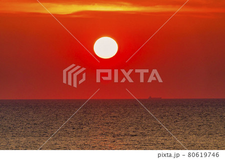 夕暮れの日本海と夕陽（夕日）　新潟県村上市 80619746