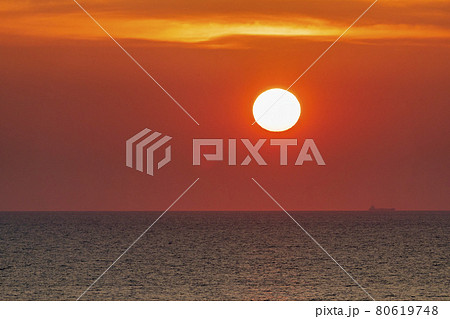 夕暮れの日本海と夕陽（夕日）　新潟県村上市 80619748