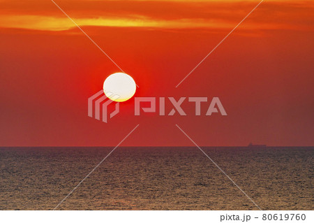 夕暮れの日本海と夕陽（夕日）　新潟県村上市 80619760