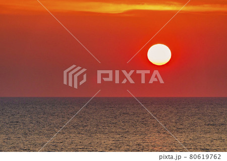 夕暮れの日本海と夕陽(夕日) 新潟県村上市 夕暮れの日本海と夕陽(夕日) 新潟県村上市 80619762