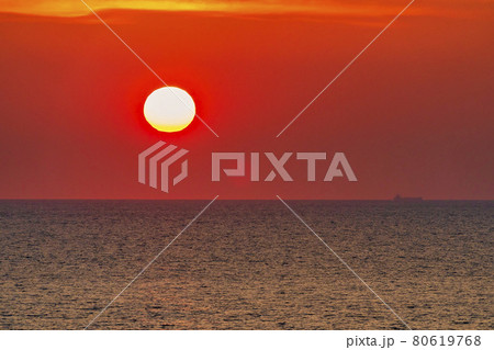 夕暮れの日本海と夕陽（夕日）　新潟県村上市 80619768