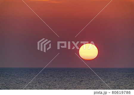 夕暮れの日本海と夕陽(夕日) 新潟県村上市 夕暮れの日本海と夕陽(夕日) 新潟県村上市 80619786