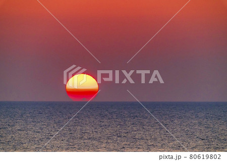 夕暮れの日本海と夕陽（夕日）　新潟県村上市 80619802