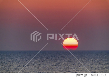 夕暮れの日本海と夕陽（夕日）　新潟県村上市 80619803