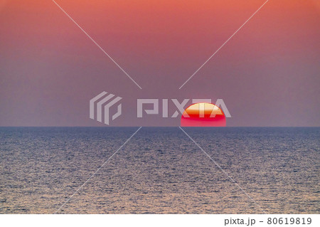 夕暮れの日本海と夕陽(夕日) 新潟県村上市 夕暮れの日本海と夕陽(夕日) 新潟県村上市 80619819