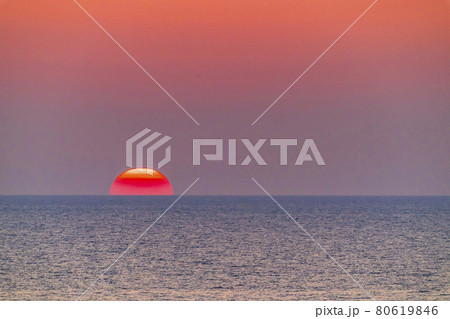 夕暮れの日本海と夕陽（夕日）　新潟県村上市 80619846