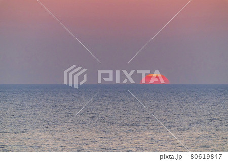 夕暮れの日本海と夕陽(夕日) 新潟県村上市 夕暮れの日本海と夕陽(夕日) 新潟県村上市 80619847