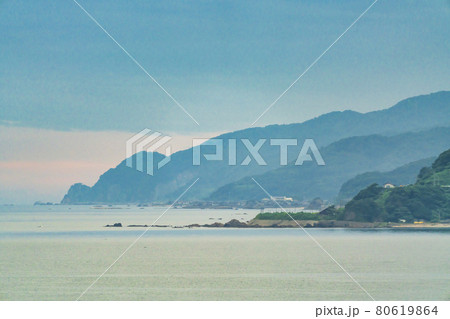 瀬波温泉側からみた笹川流れ　新潟県村上市 80619864
