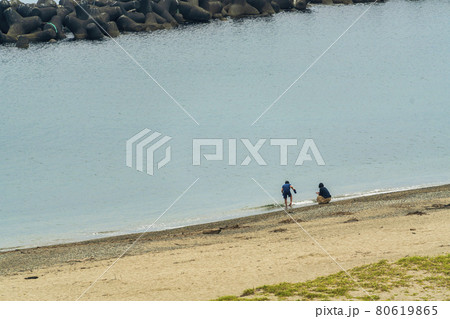 海水浴場の風景　砂浜で遊ぶ親子　新潟県村上市 80619865