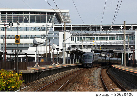 新鳥栖駅に到着する特急かもめ(787系電車) 新鳥栖駅に到着する特急かもめ(787系電車) 80620406