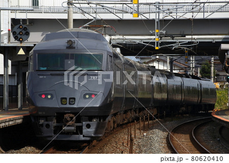 新鳥栖駅に到着する特急かもめ（787系電車） 80620410