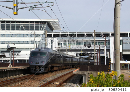新鳥栖駅に到着する特急かもめ（787系電車） 80620411