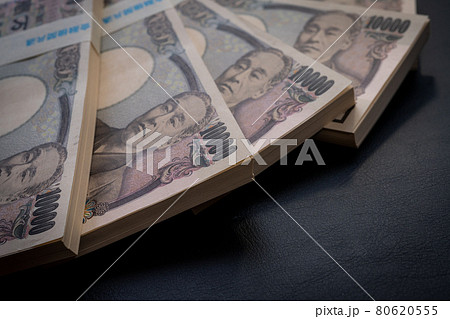 【お金】100万円の束・札束イメージ【ビジネス】 【お金】100万円の束・札束イメージ【ビジネス】 80620555