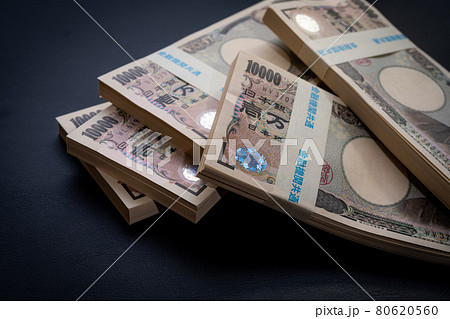 お金 100万円の束 札束イメージ ビジネス の写真素材