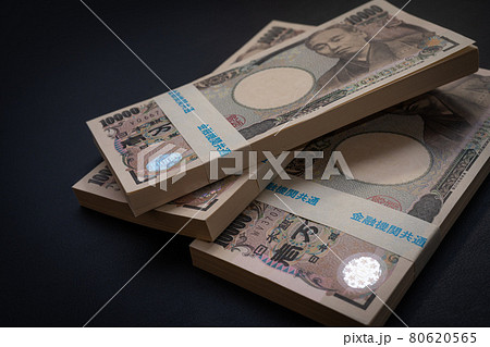 お金 100万円の束 札束イメージ ビジネス の写真素材