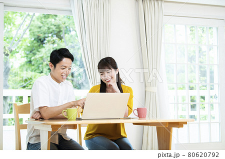 夫婦 パソコン 検索 笑顔 発見 夫婦 パソコン 検索 笑顔 発見 80620792