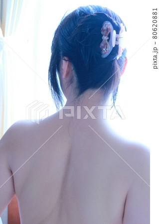 女性ヌード後ろ姿背中 女性ヌード後ろ姿背中 80620881