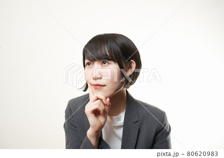 スーツ姿の女性 スーツ姿の女性 80620983