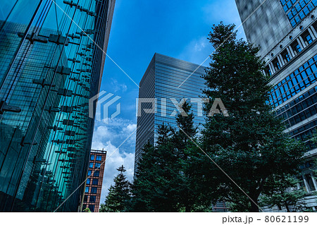 東京大手町のオフィスビル群 80621199