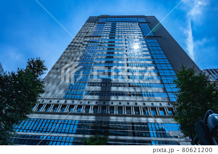 東京大手町のオフィスビル群 80621200