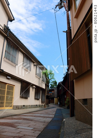 金沢市の街並み石畳の夏風景 80621443