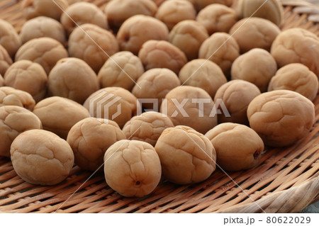 天日干ししている青梅【梅干しづくり】 80622029