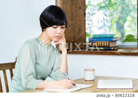 リビングで真剣に勉強する若い女性 リビングで真剣に勉強する若い女性 80622328