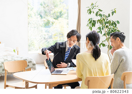 ビジネスマン ミドル夫婦 商談 80622343