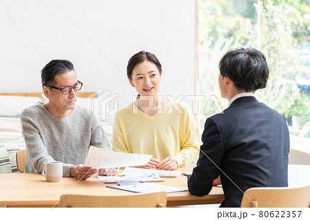 ミドル夫婦 商談 ビジネスマン 80622357