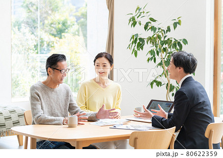 ミドル夫婦 商談 ビジネスマン 80622359