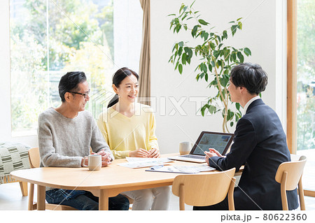 ミドル夫婦 商談 ビジネスマン ミドル夫婦 商談 ビジネスマン 80622360