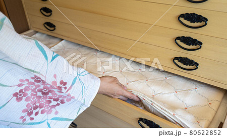 和服を着た女性｜桐ダンス・桐箪笥　着物の収納イメージ 80622852