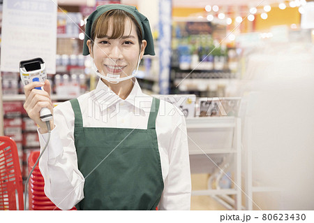 感染対策をしたスーパーのレジで仕事をする女性従業員 シート越し 感染対策をしたスーパーのレジで仕事をする女性従業員 シート越し 80623430