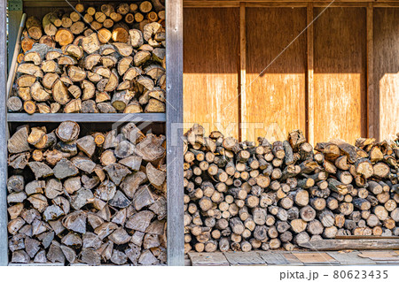 積み上げられた薪 積み上げられた薪 80623435