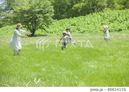 原っぱで遊ぶ保育士と子ども達 80624159