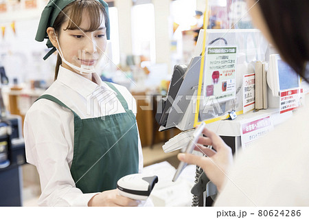 感染対策をしたスーパーのレジでスマホをスキャンする女性従業員 非接触イメージ 感染対策をしたスーパーのレジでスマホをスキャンする女性従業員 非接触イメージ 80624286