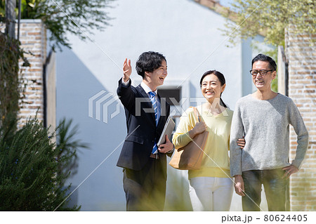 ビジネスマン モデルハウス ミドル夫婦 見学 80624405
