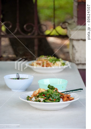 バンコクの屋台でアジアン料理を朝ごはんに バンコクの屋台でアジアン料理を朝ごはんに 80624507