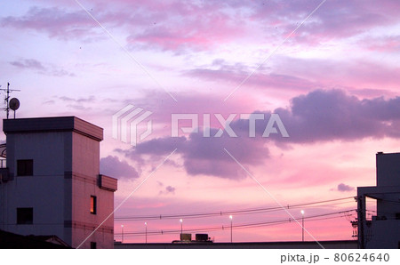 ピンクと紫の夕焼け空 80624640