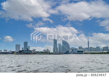 シーバス(海上)から見た横浜みなとみらいの風景 シーバス(海上)から見た横浜みなとみらいの風景 80624647