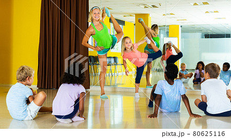 Dance teacher working with prettens 80625116