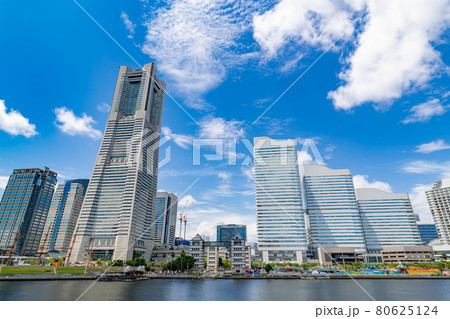 日中の横浜みなとみらいの風景 80625124