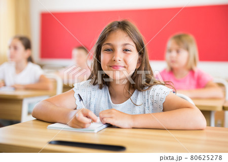 Young girl in classroom 80625278