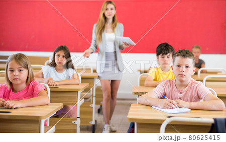 Schoolchildren listening to teacher Schoolchildren listening to teacher 80625415
