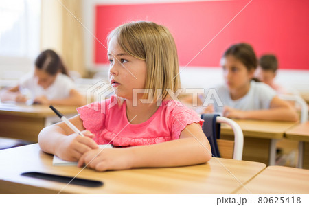 Girl sitting in classroom 80625418