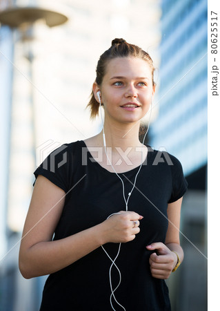 Girl jogging outdoor with music Girl jogging outdoor with music 80625517