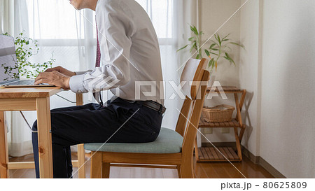 姿勢の悪い男性。家で仕事するビジネスマン。 姿勢の悪い男性。家で仕事するビジネスマン。 80625809