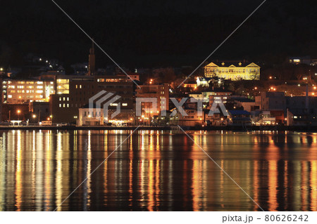 ライトアップきらびやかな函館の街(旧函館区公会堂含) 摩周丸付近の公園より ライトアップきらびやかな函館の街(旧函館区公会堂含) 摩周丸付近の公園より 80626242