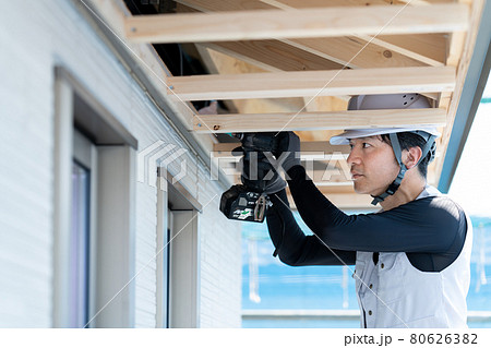 建築現場で働く作業員 作業をする職人 建築現場で働く作業員 作業をする職人 80626382